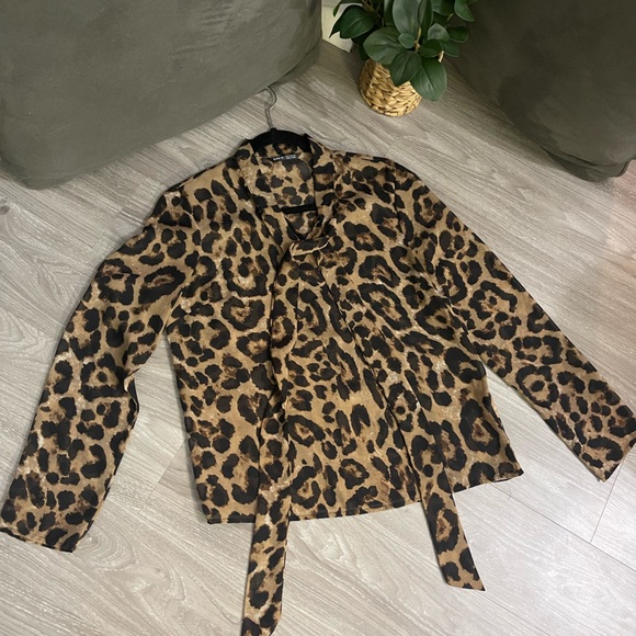 🔵5 For $15🔵 Tie Neck Cheetah Print Top - Picture 3 of 6